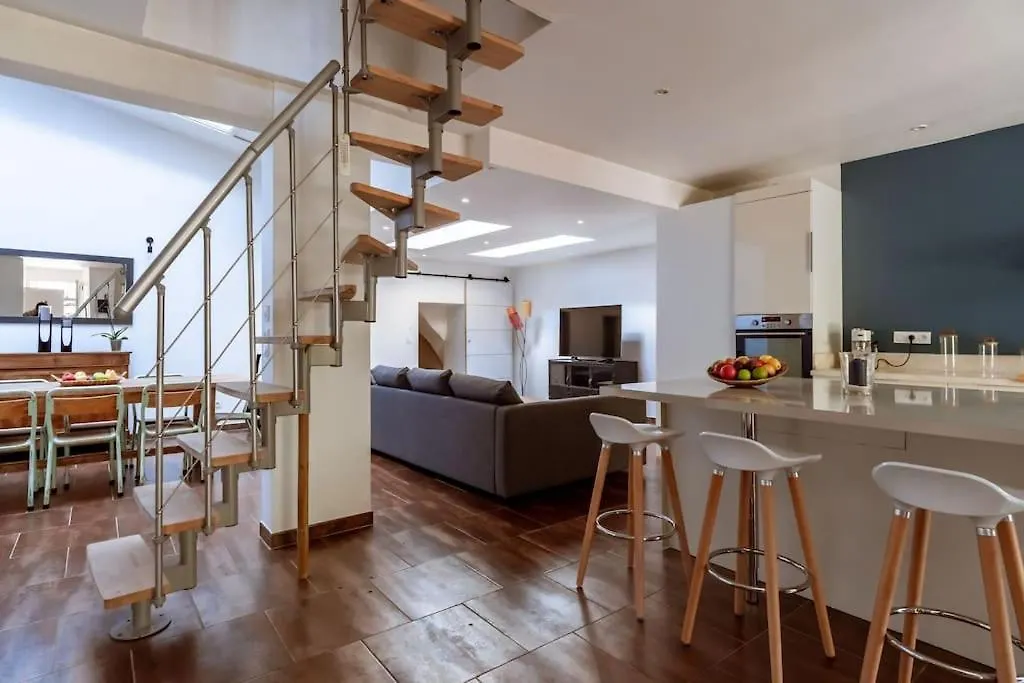 Lou Roucas : Agreable Maison De Village Avec Vue 퐁텐드보클루세 0*,  프랑스
