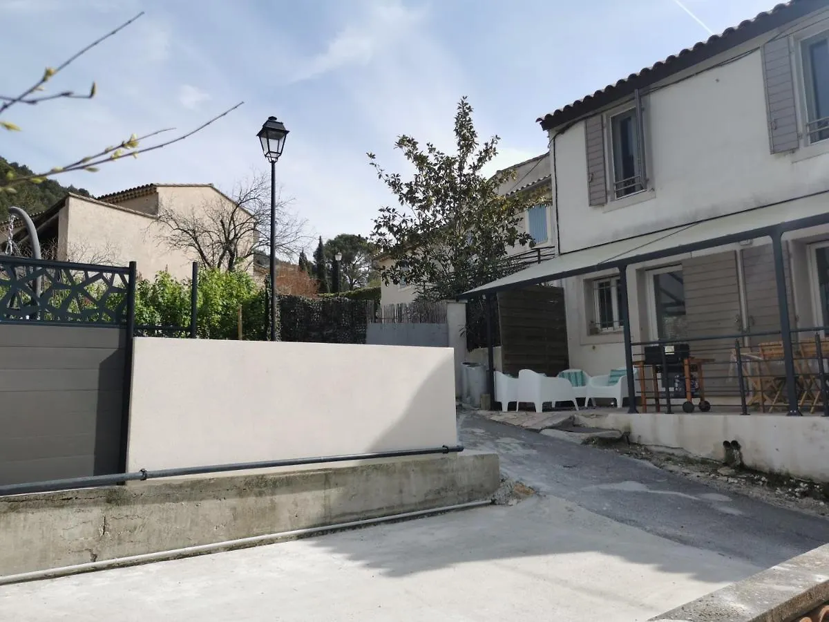 Lou Roucas : Agreable Maison De Village Avec Vue 퐁텐드보클루세 프랑스