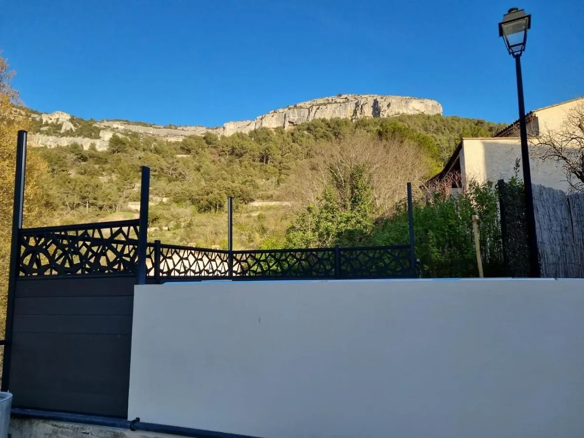 Lou Roucas : Agreable Maison De Village Avec Vue 퐁텐드보클루세 0*,  프랑스