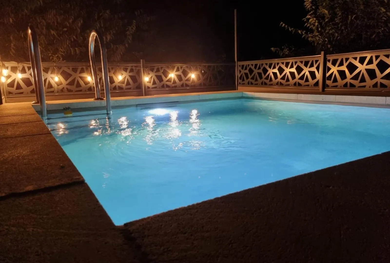 Lou Roucas : Agreable Maison De Village Avec Vue 퐁텐드보클루세 프랑스