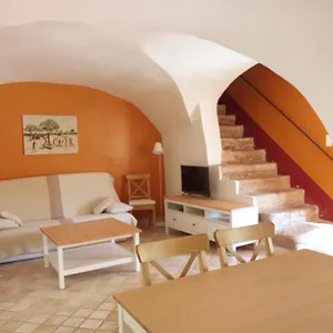  Hébergement de vacances Maison Au Coeur De De Vaucluse, Nichée Sur Le Rocher Et Surplombant La Sorgue