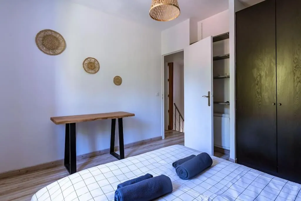 Lou Roucas : Agreable Maison De Village Avec Vue 퐁텐드보클루세 펜션