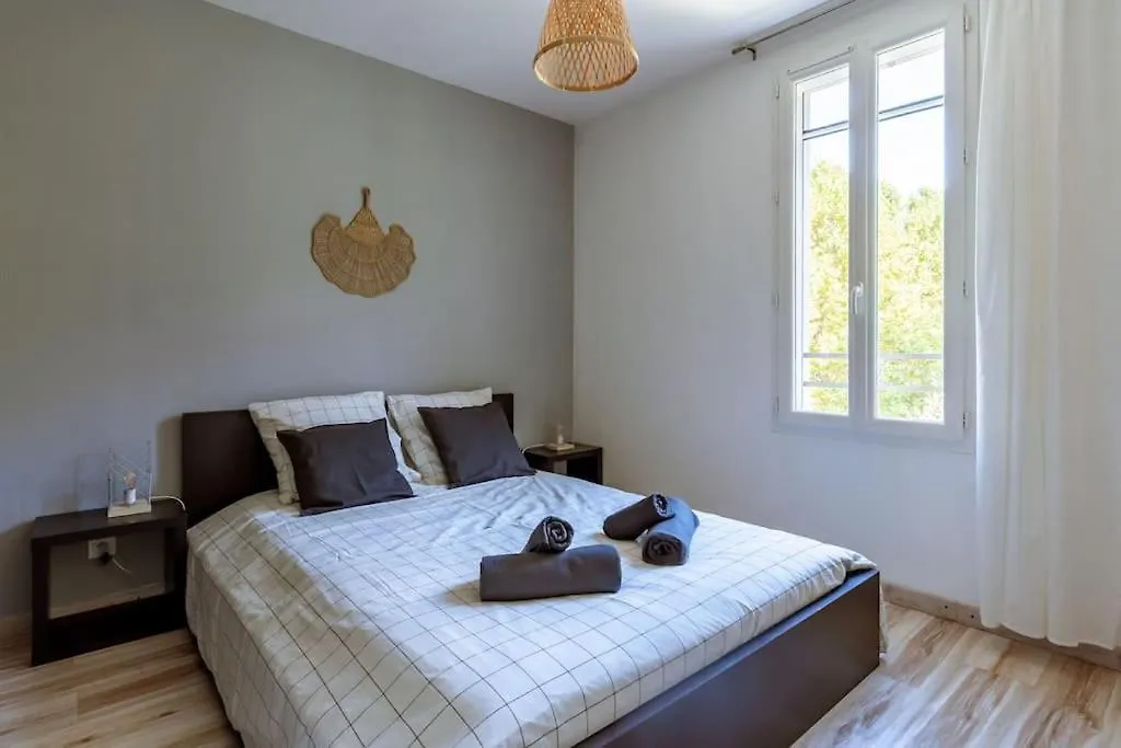Lou Roucas : Agreable Maison De Village Avec Vue 퐁텐드보클루세 0*,